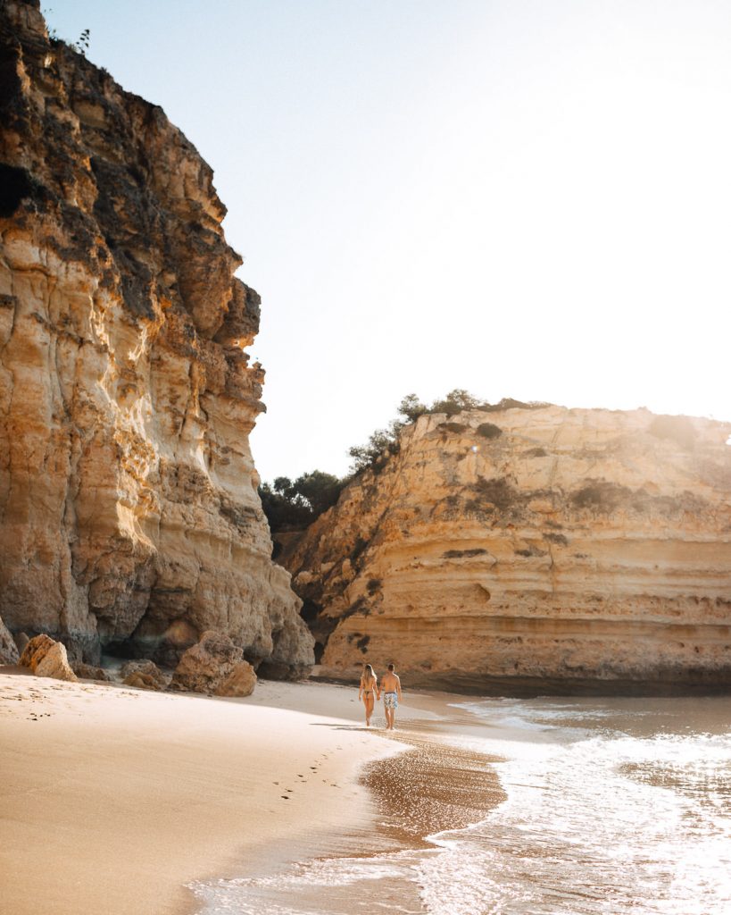 ensaio-praia-da marinha casal de costas indo em bora