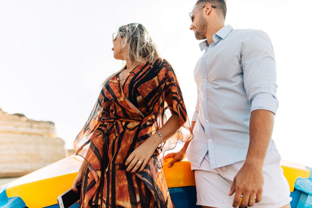 ensaio gruta benagil casal no barco