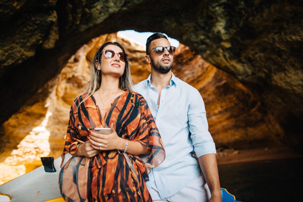 ensaio gruta benagil casal no barco de passeio