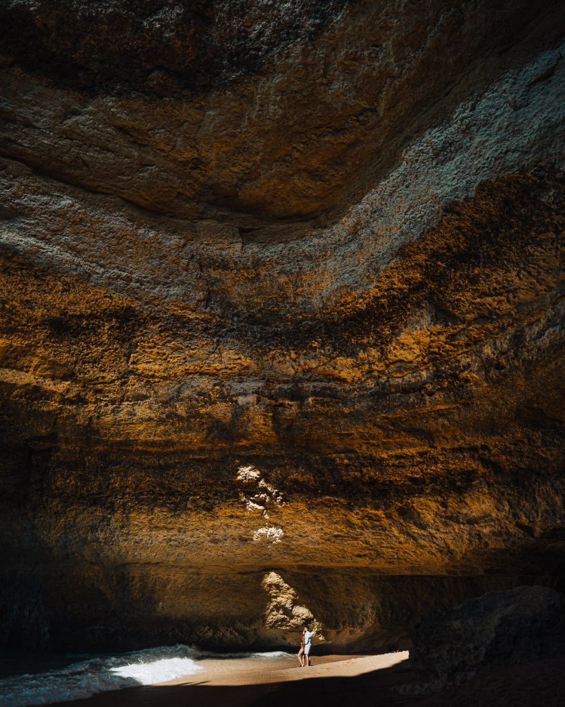 ensaio gruta benagil casal abraçados nu fundo