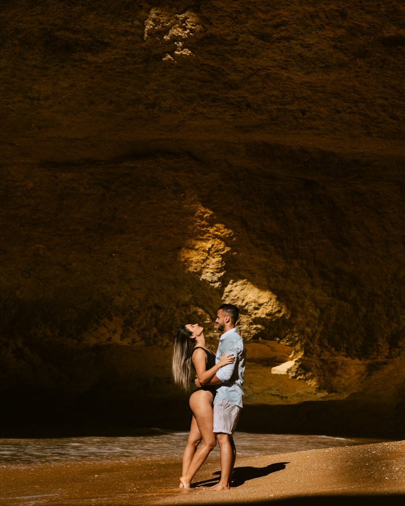 ensaio gruta benagil eles em pé e ela ajeitando o cabelo