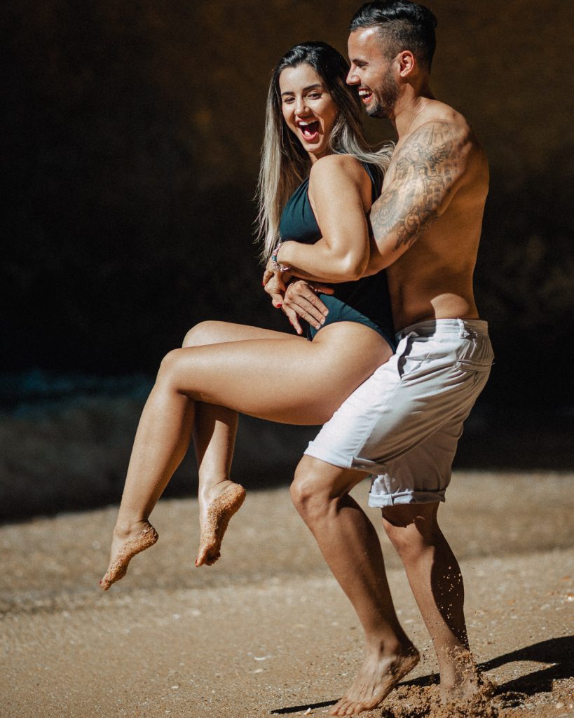 ensaio gruta benagil ele pegando ela com força por trás