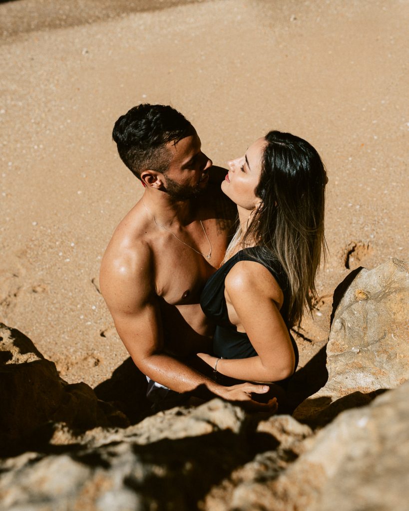 ensaio gruta benagil eles namorando numa pedra