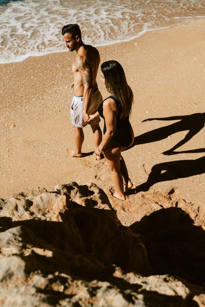 ensaio gruta benagil ele levando ela na beira do mar