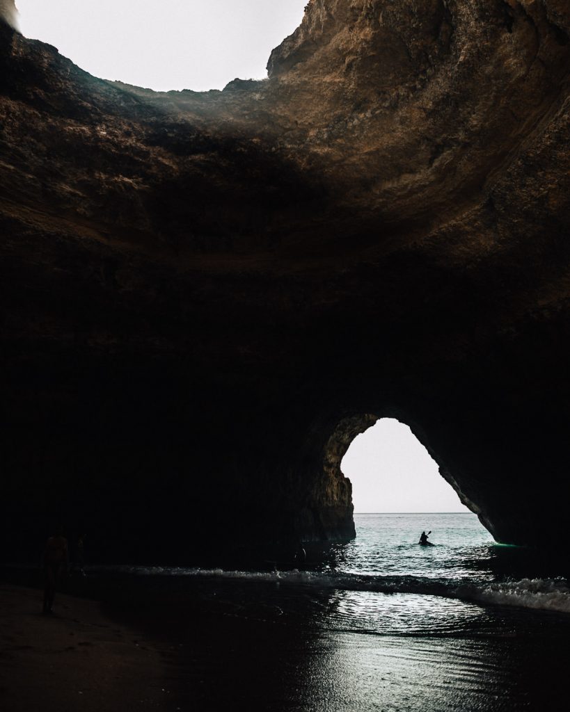 ensaio gruta benagil casal indo em bora de prancha de surf