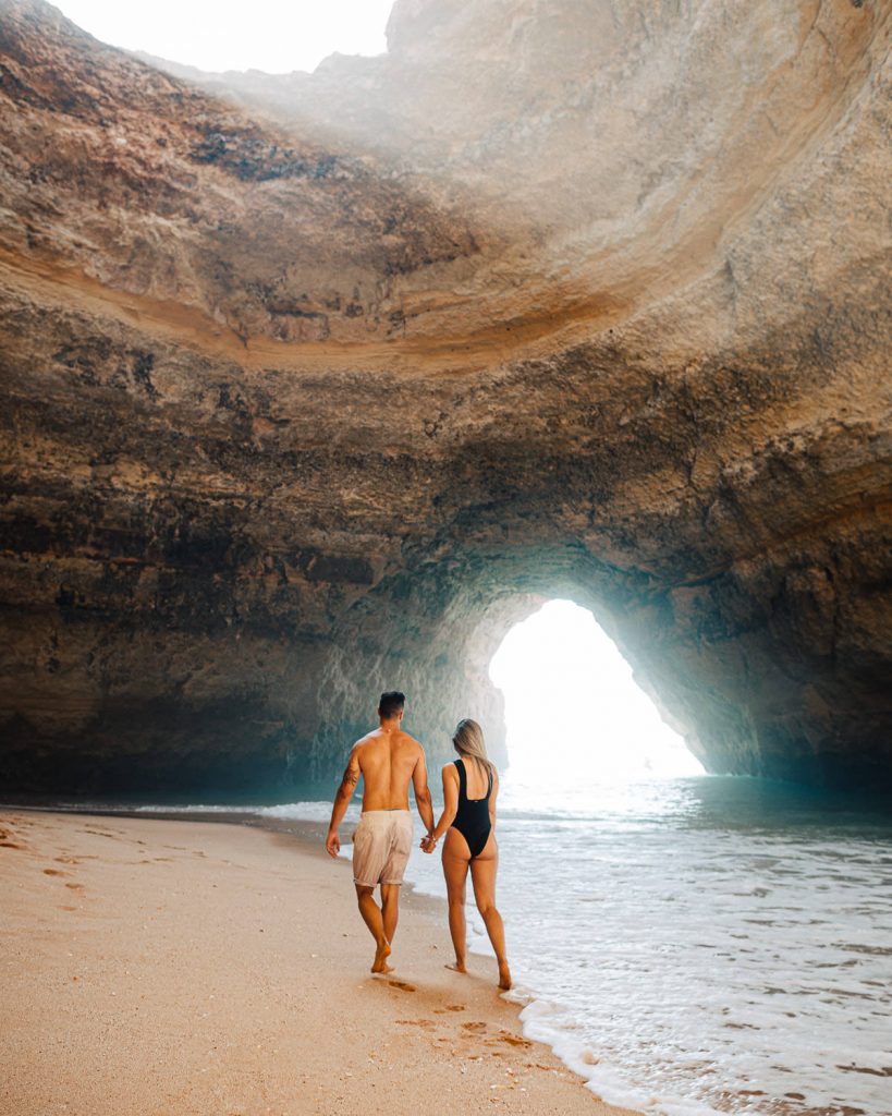 ensaio gruta benagil casal andando de mão dadas