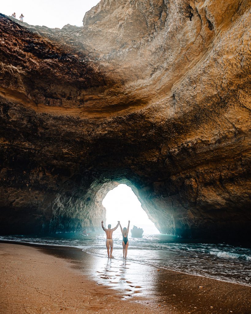 ensaio gruta benagil casal de braços abertos na gruta