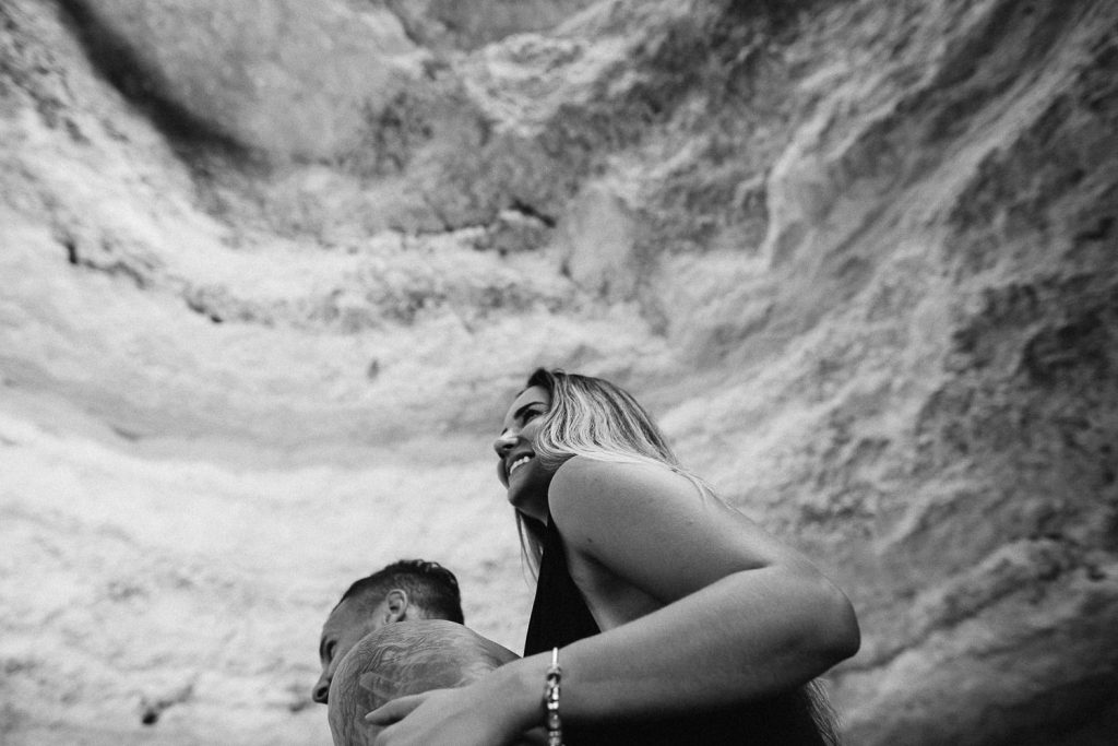 ensaio gruta benagil ele carregando ela