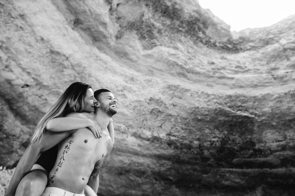 ensaio gruta benagil ela mordendo a orelha dele