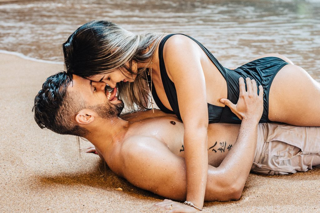 ensaio gruta benagil ela em cima dele na beira da praia