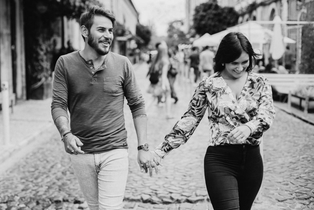 ensaio urbano lx factory lisboa Casal passeando e rindo pelas rua
