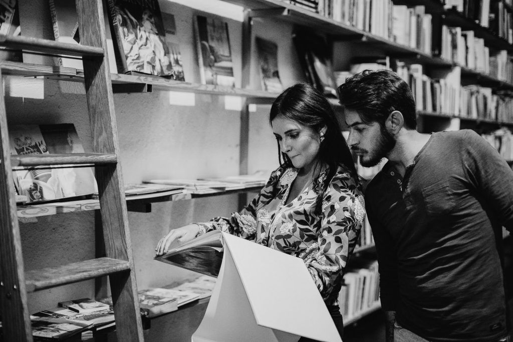 ensaio urbano lx factory lisboa Casal lendo livros na livraria