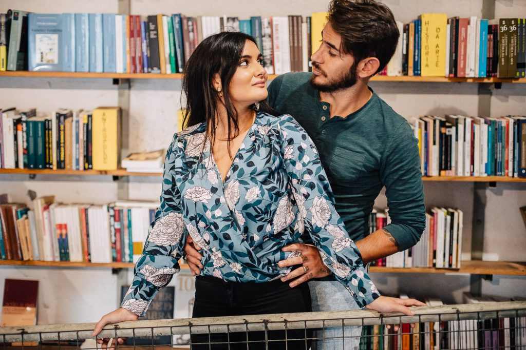 ensaio urbano lx factory lisboa casal namorando na livraria