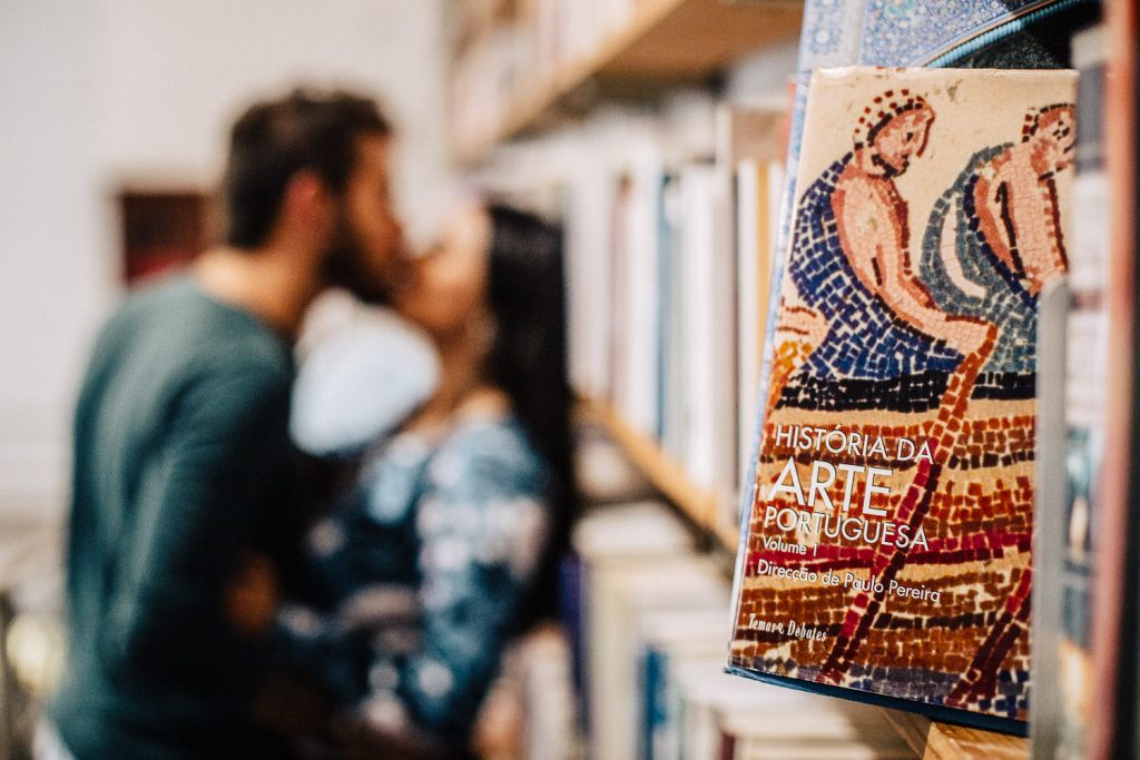 ensaio urbano lx factory lisboa casal se beijando na livraria