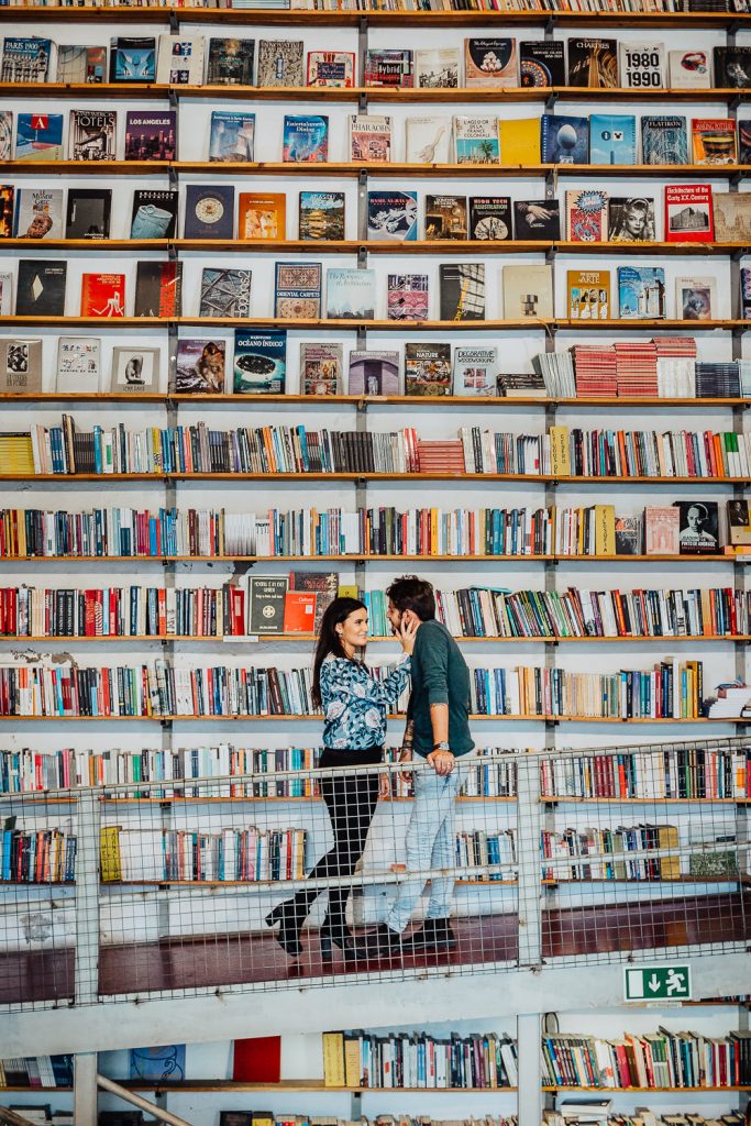 ensaio urbano lx factory lisboa casal namorando dentro da livraria