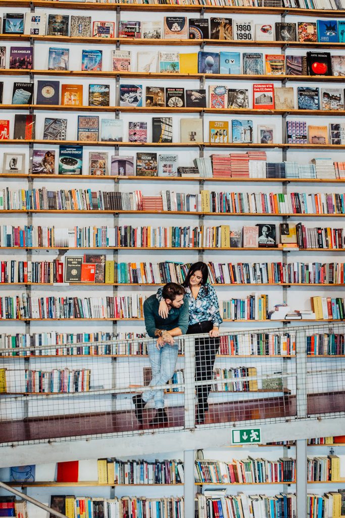 ensaio urbano lx factory Lisboa casal abraçados dentro da livraria
