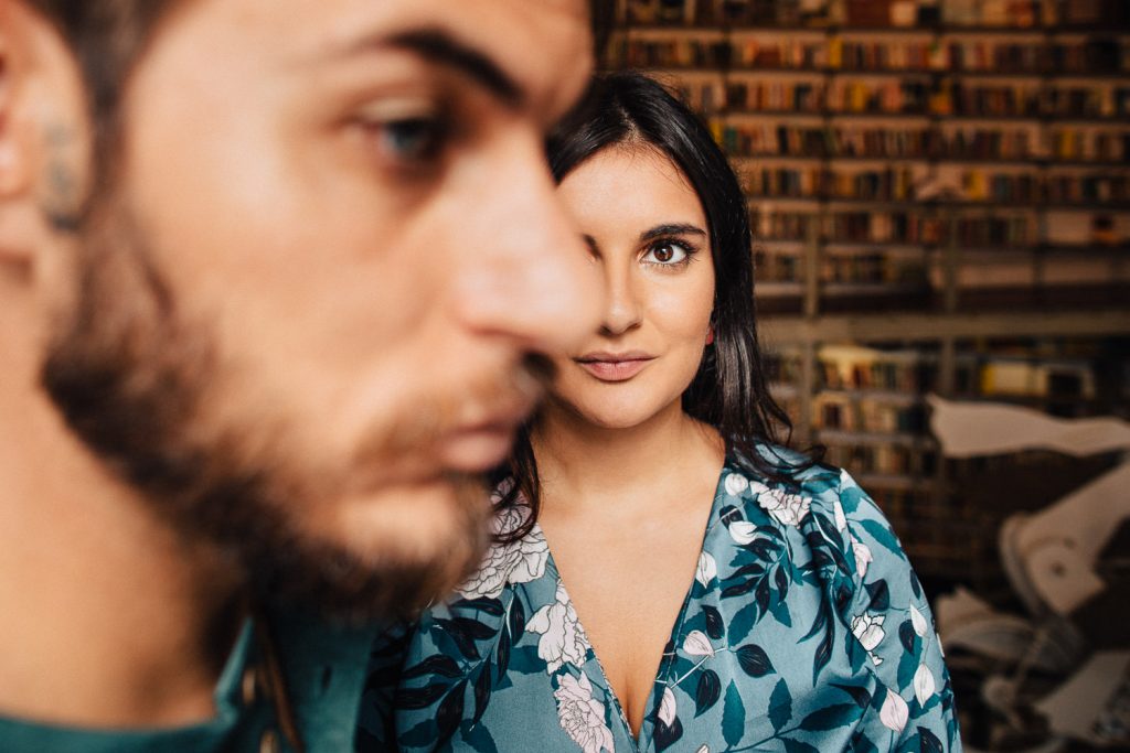 ensaio urbano lx factory lisboa casal perto da janela ele na frente dele