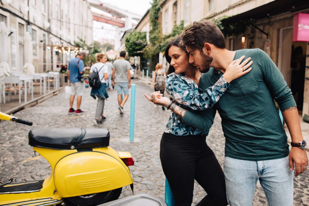 ensaio urbano lx factory lisboa casal pela rua olhando uma linda moto amarela