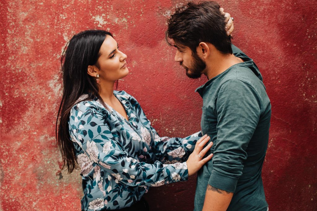 ensaio urbano lx factory lisboa namorando numa parede vermelha