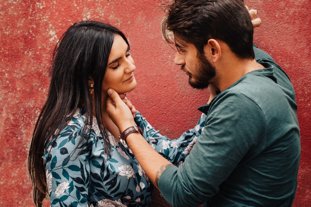 ensaio urbano lx factory lisboa ele acariciando ela no rosto