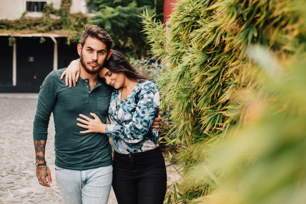 ensaio urbano lx factory lisboa casal andando ela encostada no peito dele