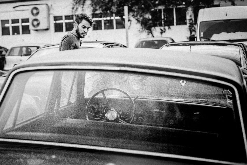 ensaio urbano lx factory lisboa ele olhando um carro antigo