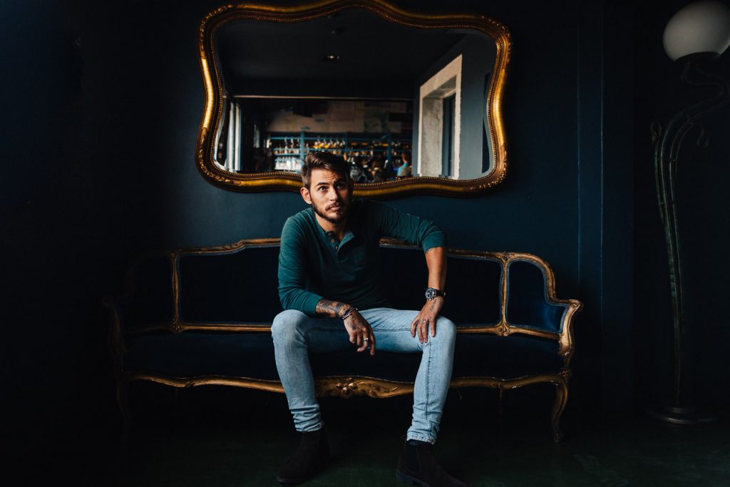 ensaio urbano lx factory lisboa retrato masculino sentado numa poltrona