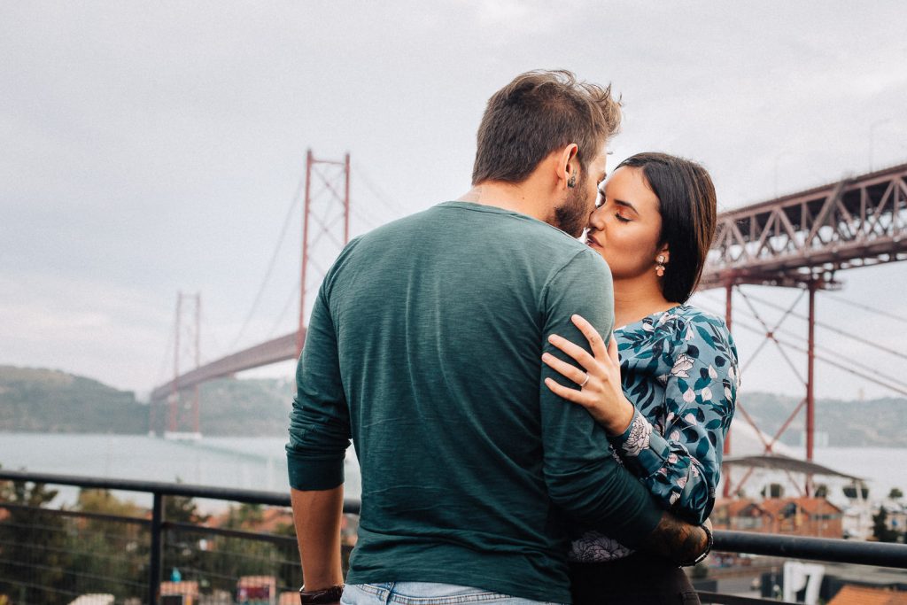 ensaio urbano lx factory lisboa casal namorando com a ponte 25 de Abril no fundo