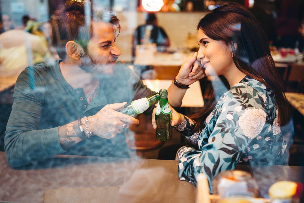 ensaio urbano lx factory lisboa casal bebendo um refrigerante no restaurante