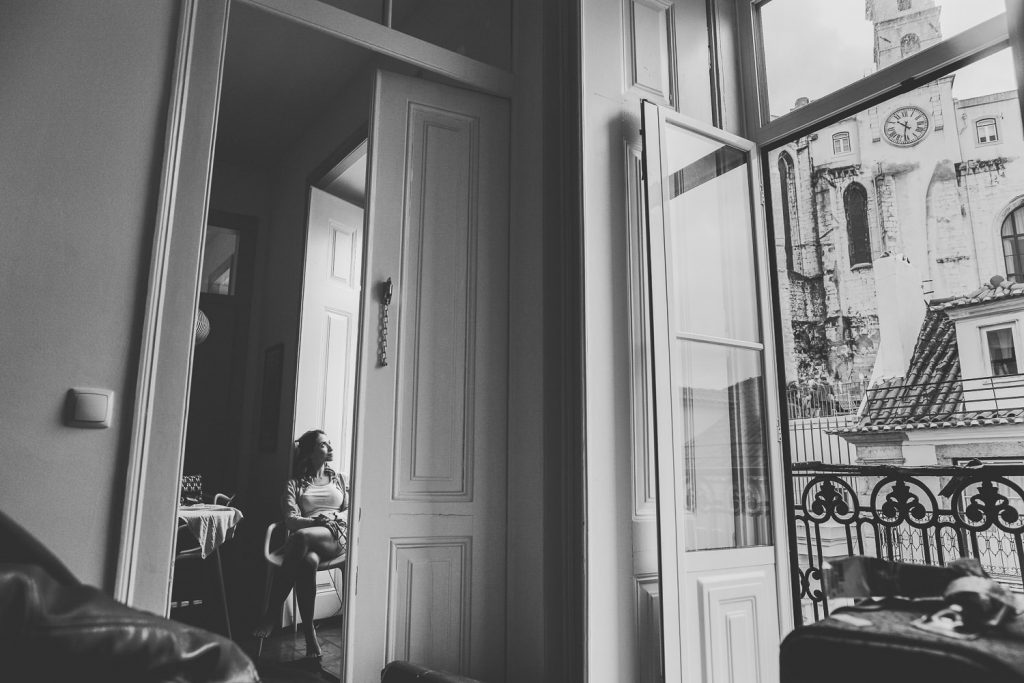 ela olhando para o Convento do Carmo