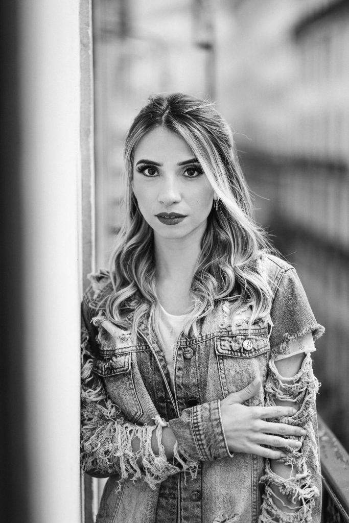 retrato feminino na sacada do hotel em lisboa