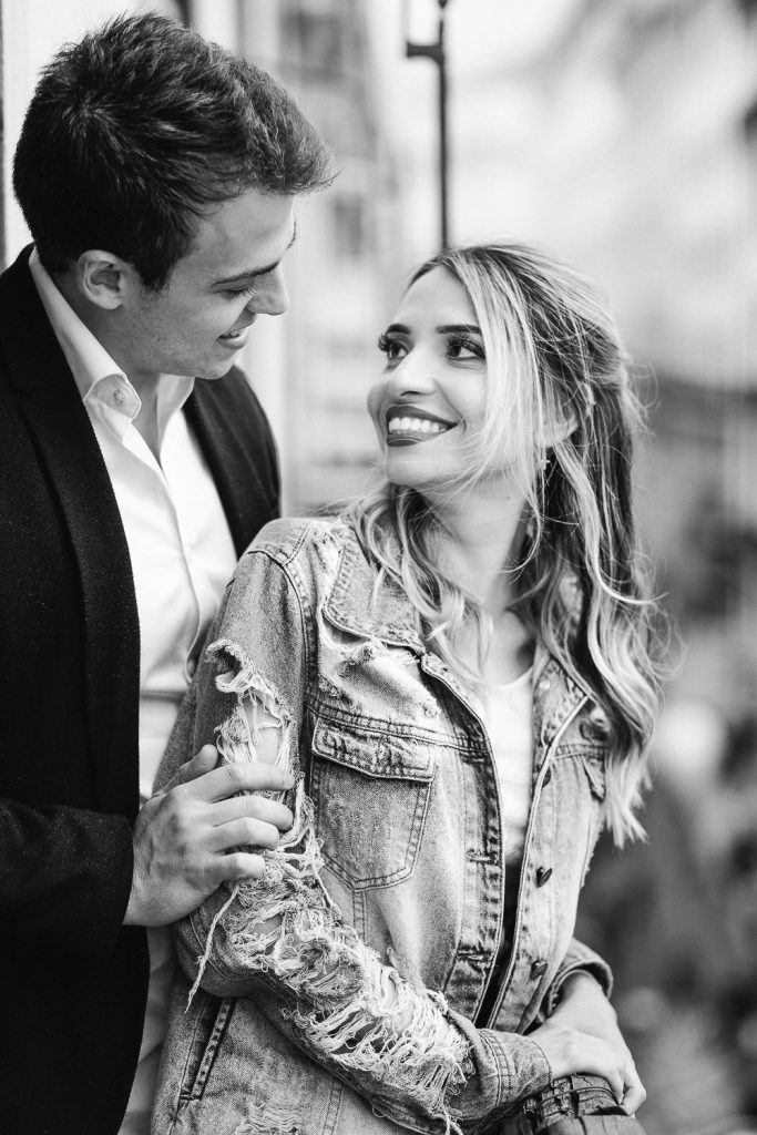 casal na sacada do hotel