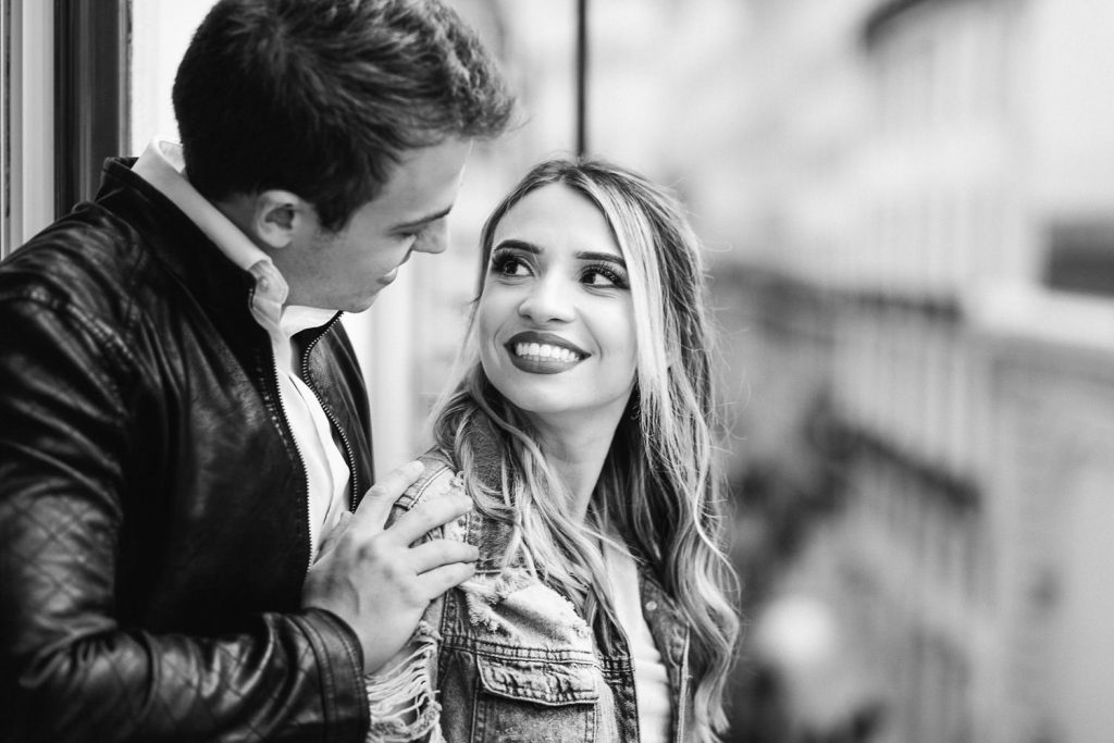 casal na sacado do Hotel no ensaio no chiado