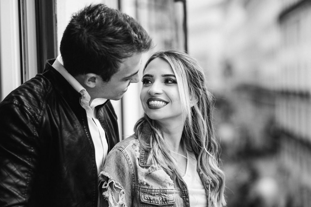 casal se olhando no ensaio em Lisboa