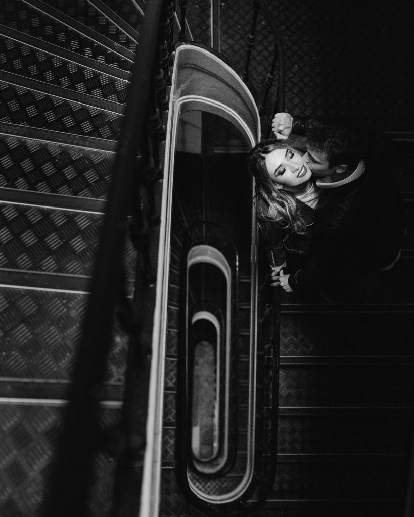 casal namorando na escada do hotel no centro de Lisboa