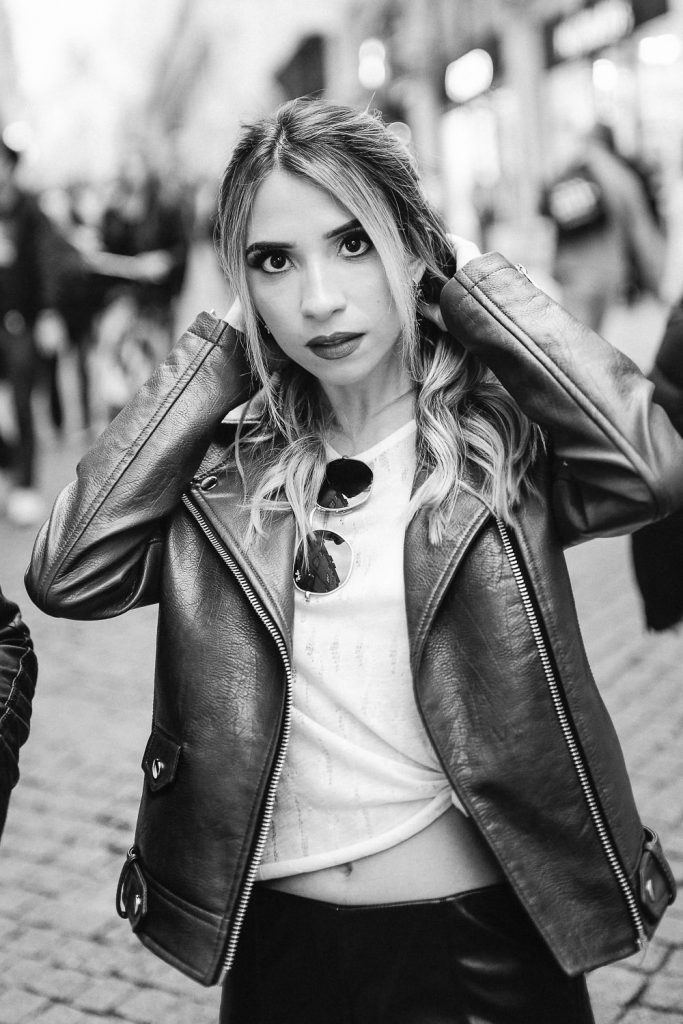 retrato feminino com óculos de sol