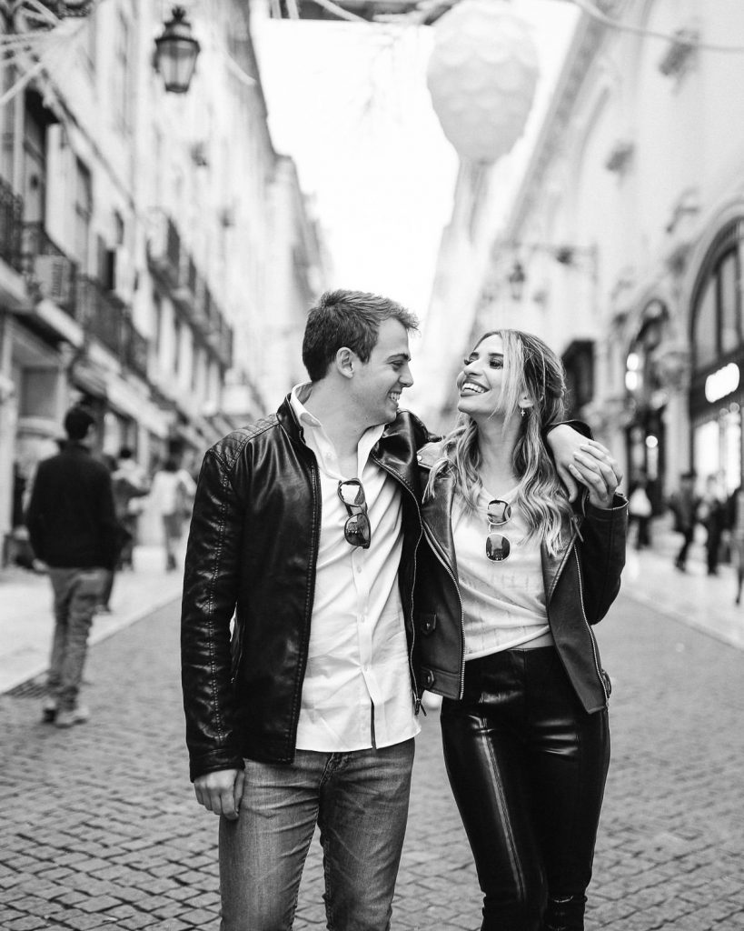 casal no seu ensaio pelas ruas de Lisboa