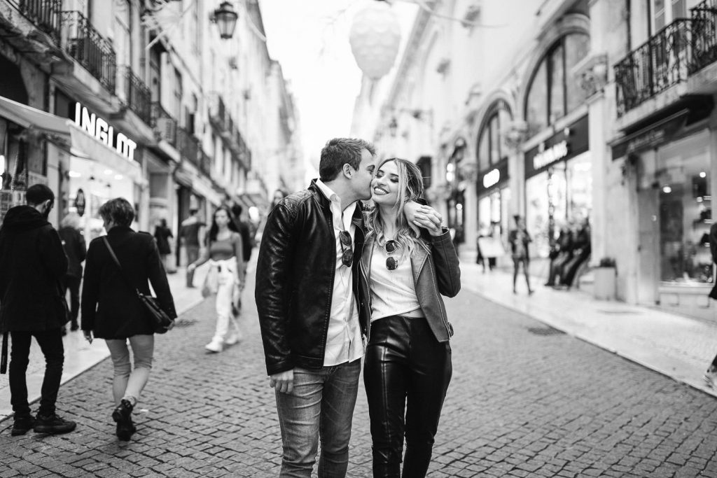 casal no ensaio ele dando um beijo no rosto dela