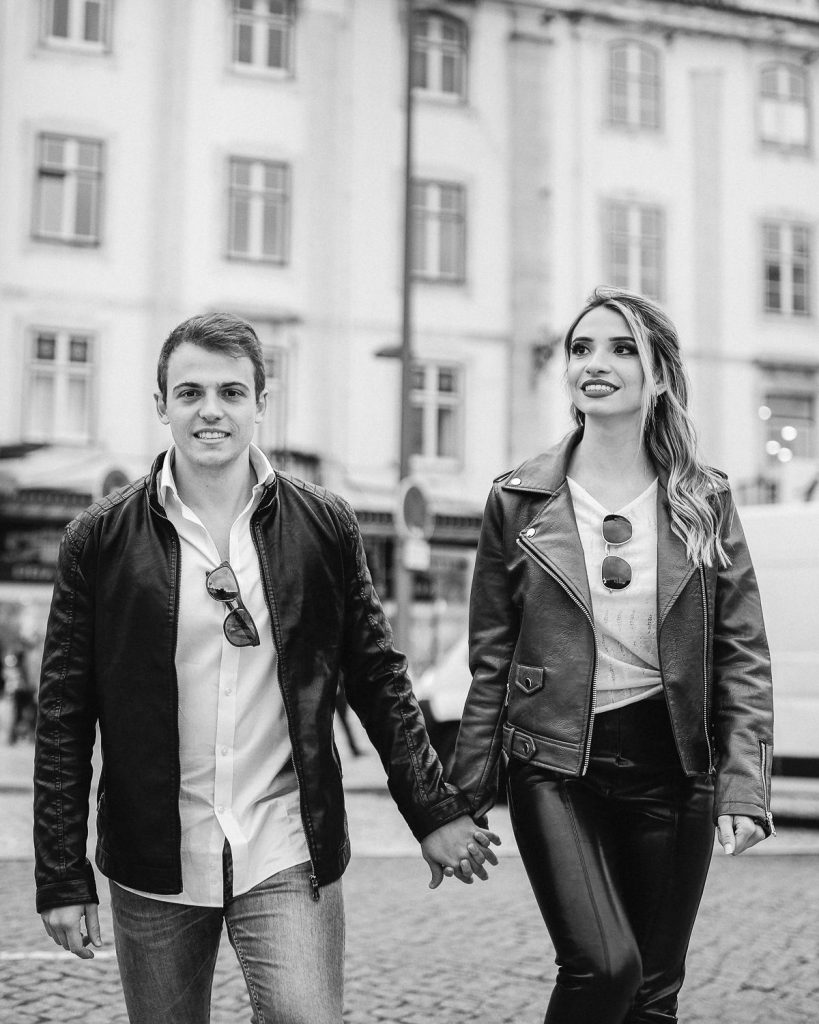 casal na Praça da Figueira