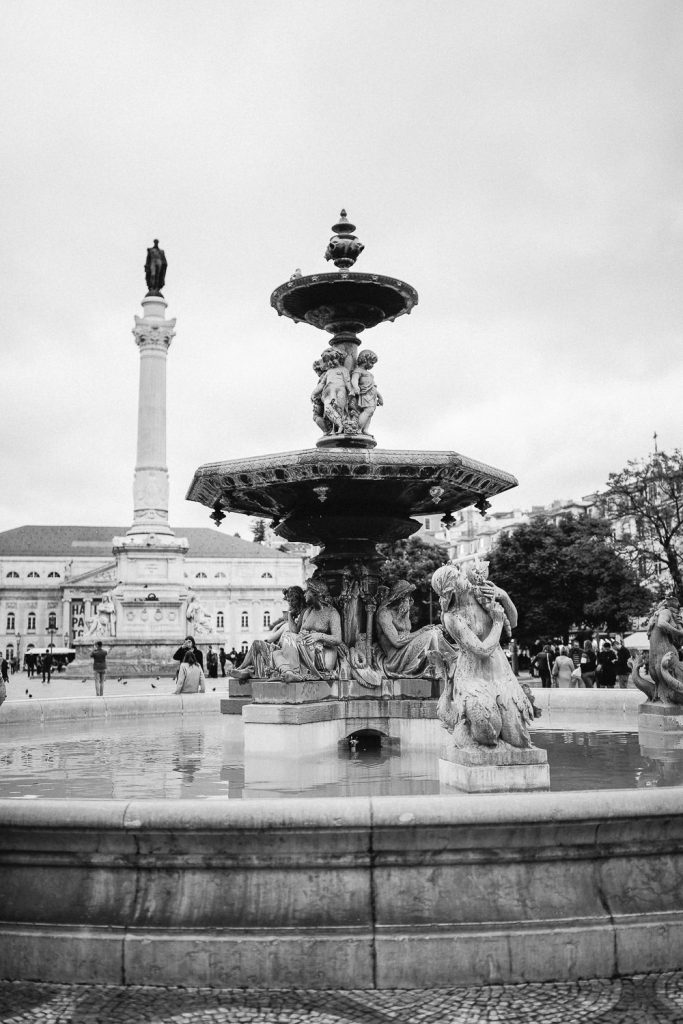 Praça Dom Pedro IV em tons cinzas