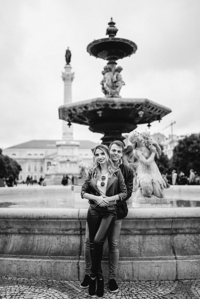 casal na Praça Dom Pedro IV no seu ensaio