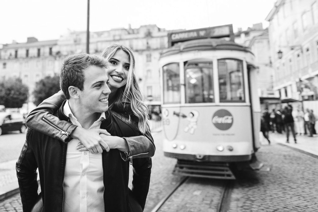 casal no seu ensaio na Praça da Figueira Lisboa