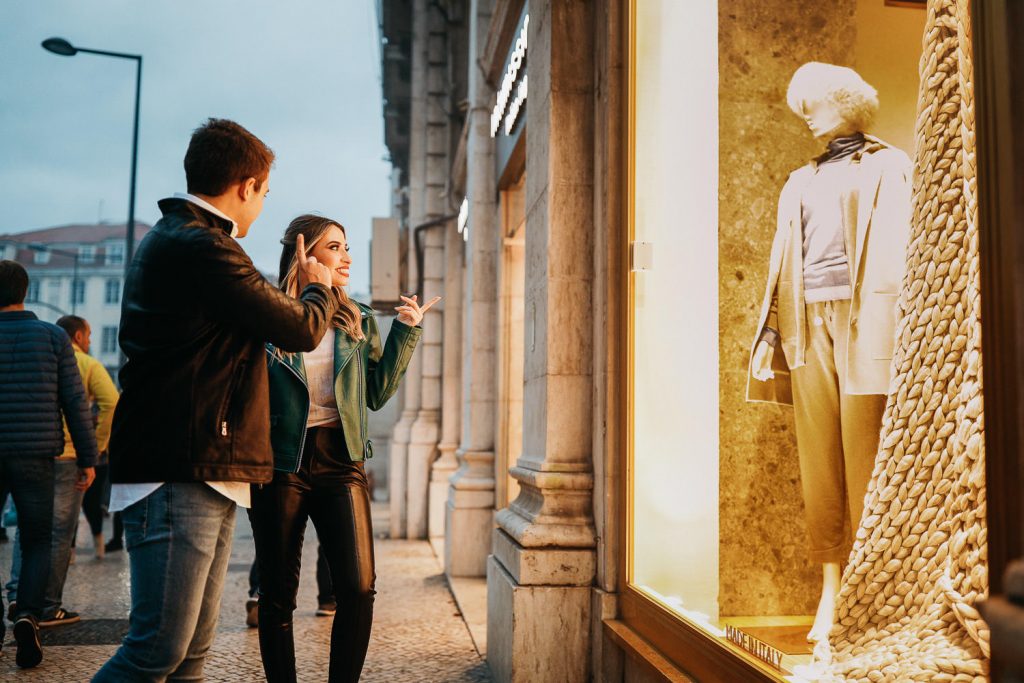 ela querendo comprar roupa e ele não