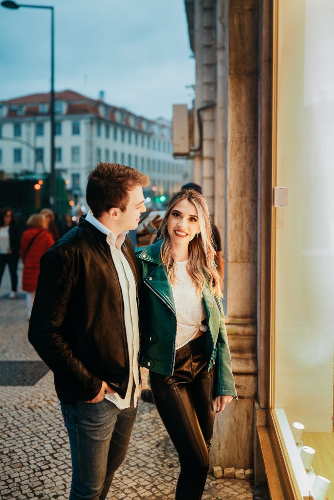 casal fazendo compras em Lisboa