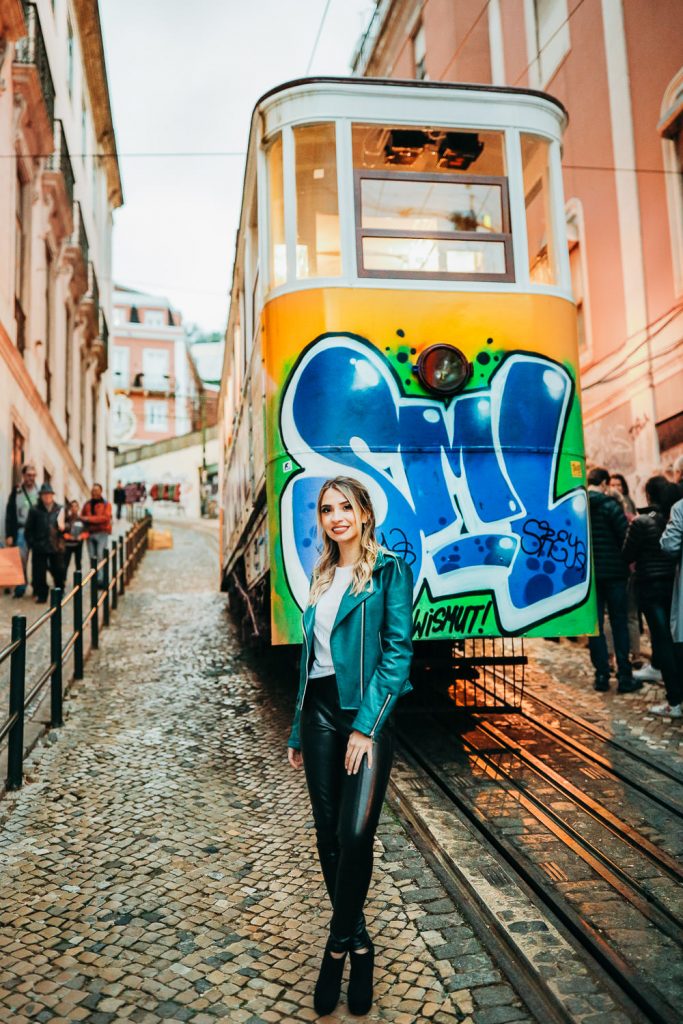 retrato feminino na frente do bondinho ou elétrico
