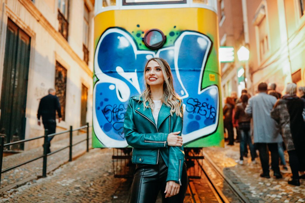 retrato feminino na frente do bondinho