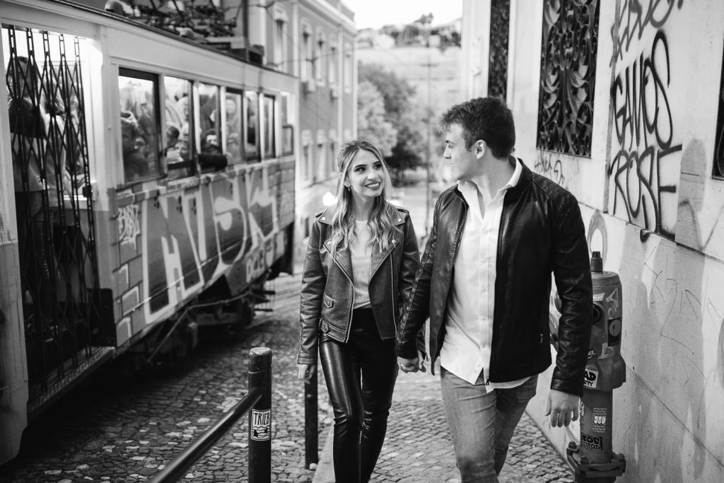 casal passeando pelo Elevador da Glória