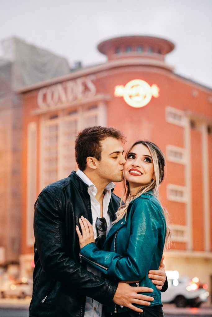 casal namorando na frente do Hard Rock Cafe - Lisboa