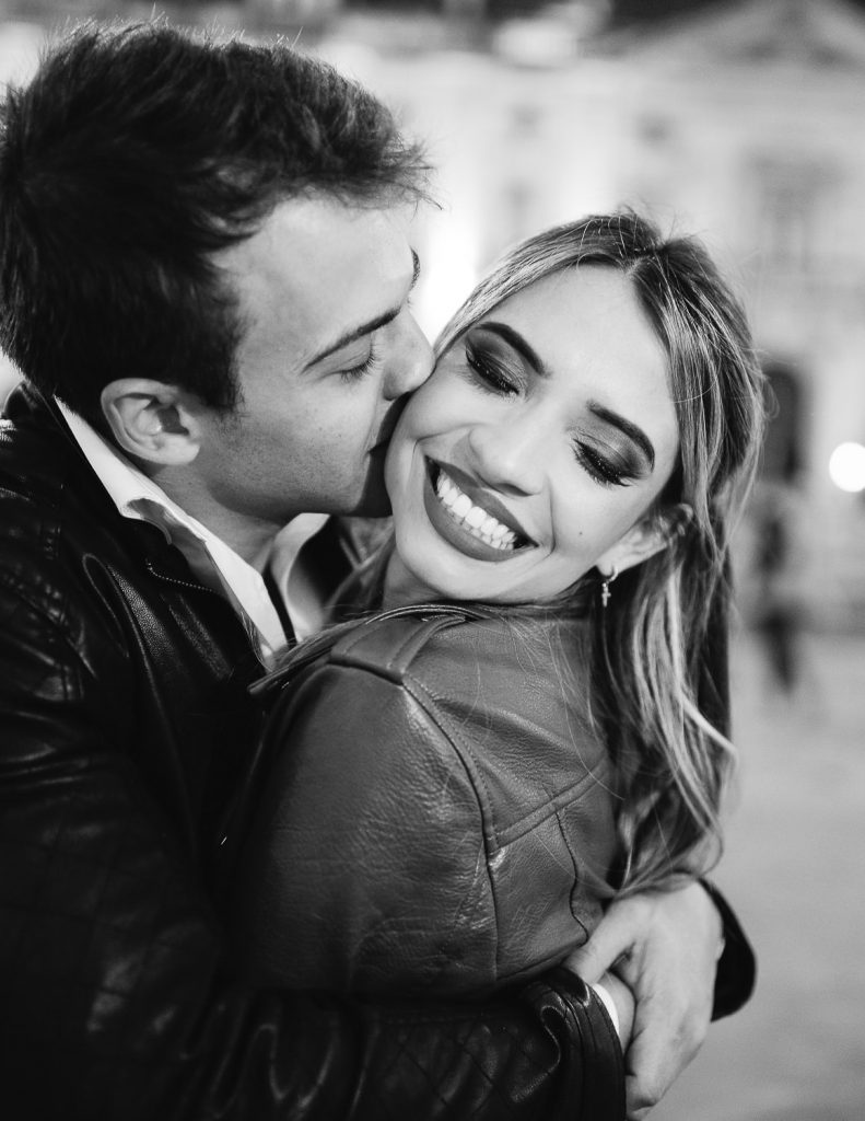 casal abraçados na rua