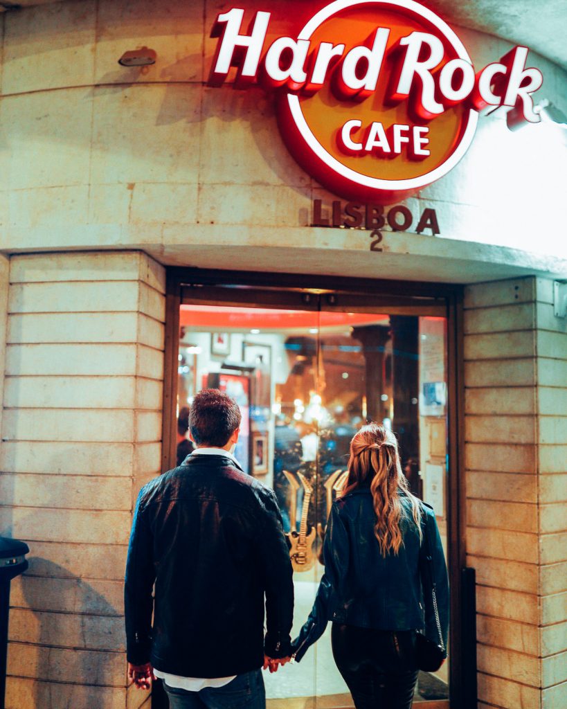 casal entrando no Hard Rock Cafe